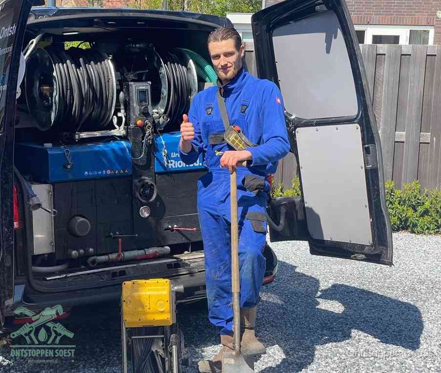 Een tevreden monteur met opgestoken duim naast de bestelbus, slim ingrijpen bespaart kosten bij een verstopte afvoer in Soest