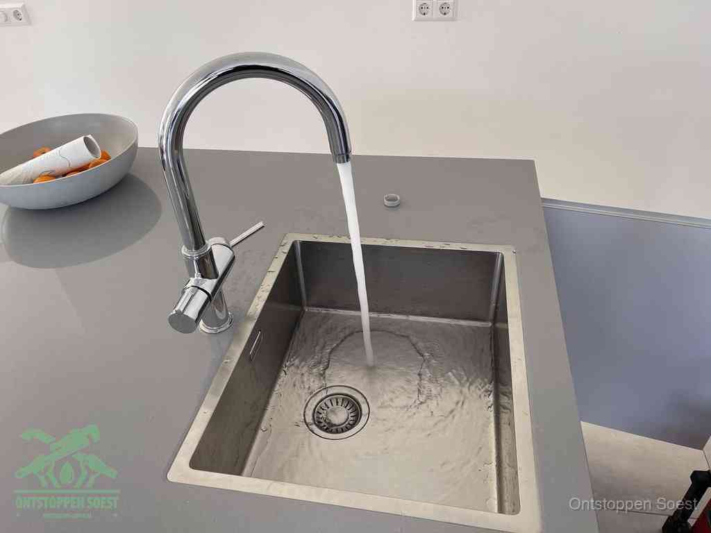 Een vrij doorstromende rvs spoelbak waar het water moeiteloos wegloopt, het resultaat van slim onderhoud dat geld bespaart in Soest
