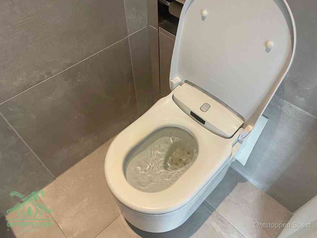 Een toiletpot vol troebel water met drijvend papier en restanten, de meest voorkomende oorzaak van een verstopte wc in Soest