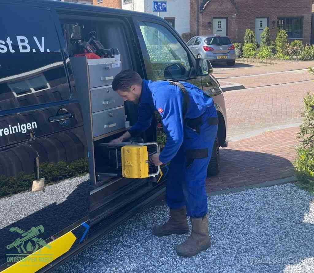 Een monteur pakt apparatuur uit de bedrijfsbus voor service aan huis, het moment om een professional in te schakelen in Soest