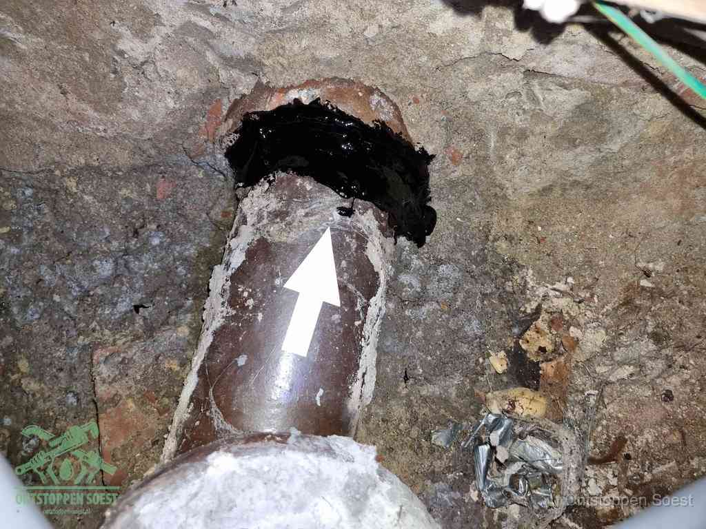 Een oude gres rioolbuis met een beschadigde koppeling onder de vloer, oorzaak van terugkerende structurele wc-problemen in Soest