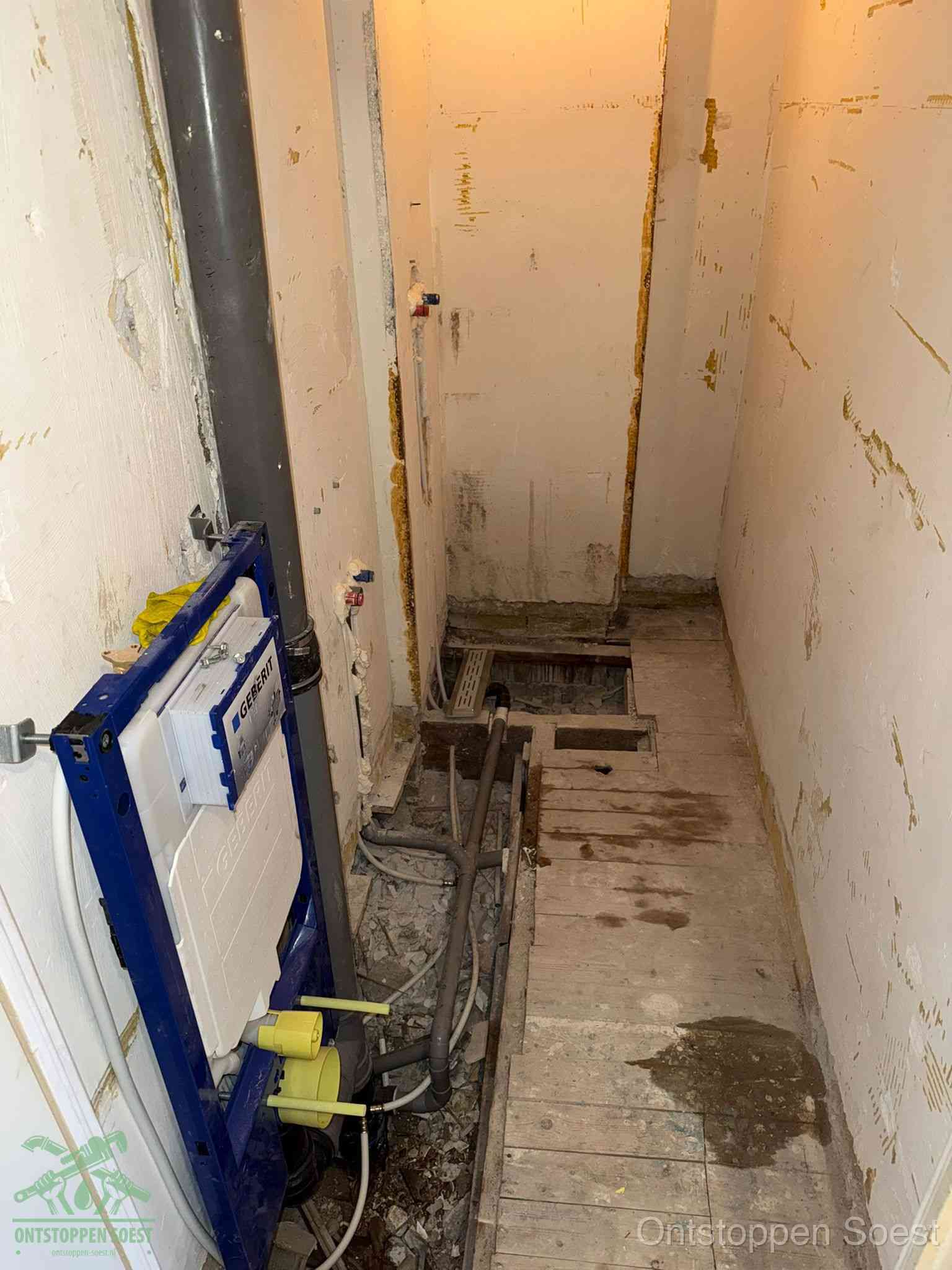 Een opgebroken toiletruimte tijdens renovatie met een Geberit inbouwreservoir en blootliggende oude afvoerleidingen, typisch voor oudere woningen in Soest